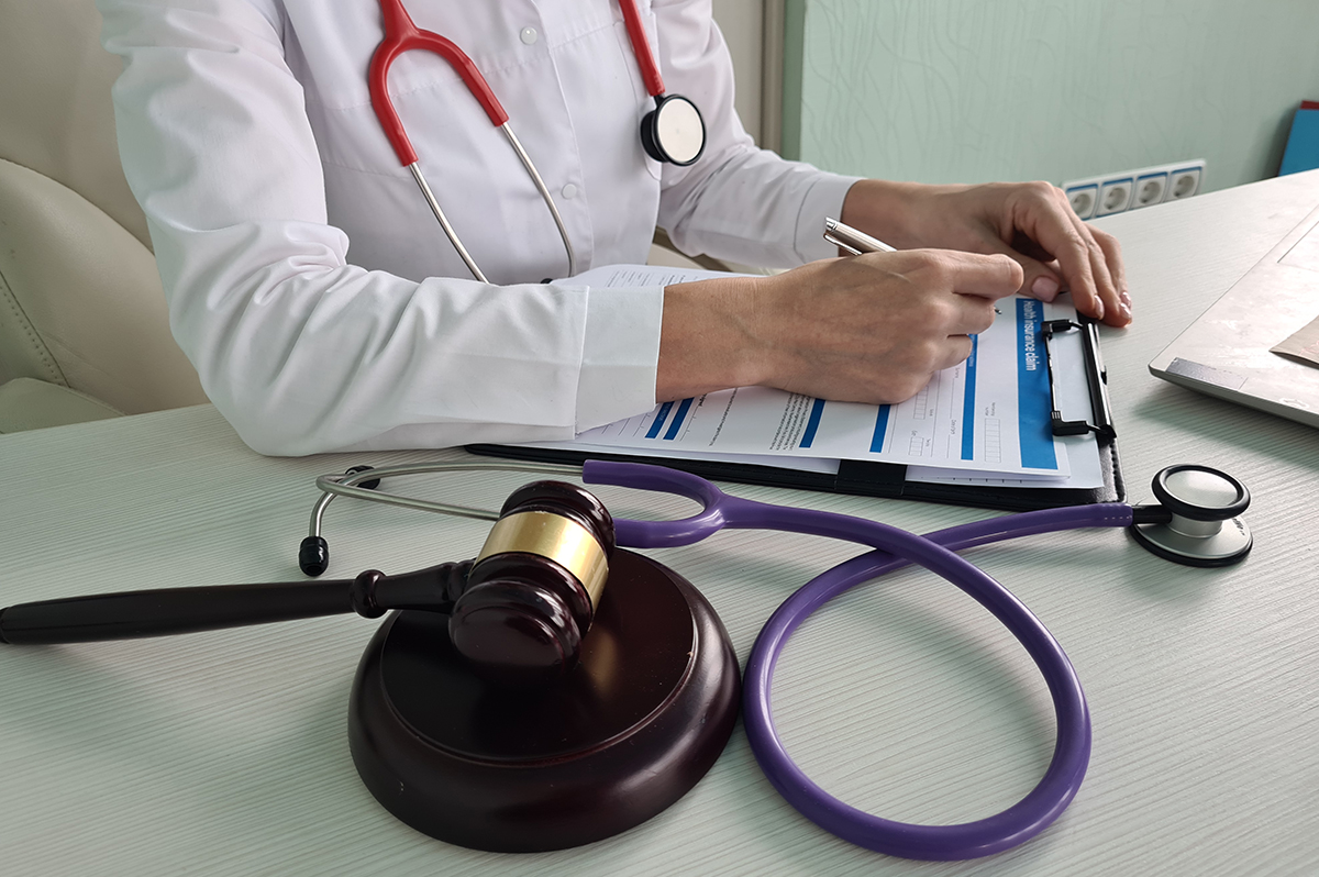 Revisión de informes y documentación médica